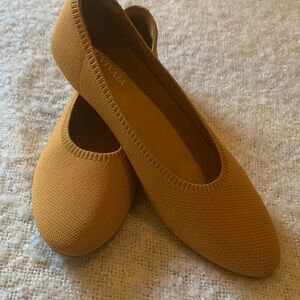 Vivaia golden mustard flats 40.5/ 9.5